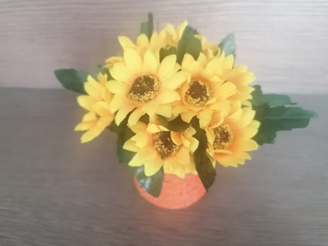 Květinová dekorace žluto-oranžová
