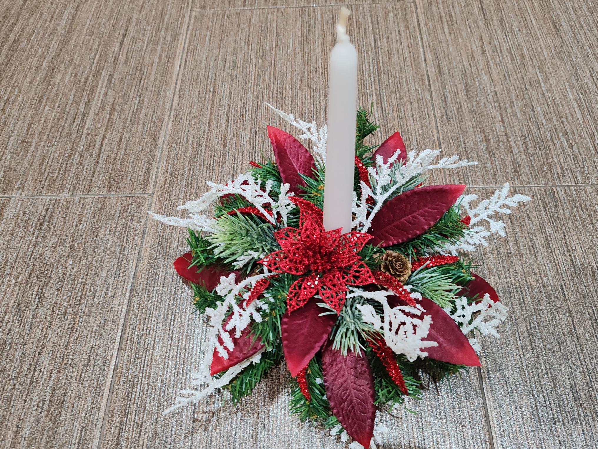 Vánoční svícen s bílou svící a červenou vánoční hvězdou